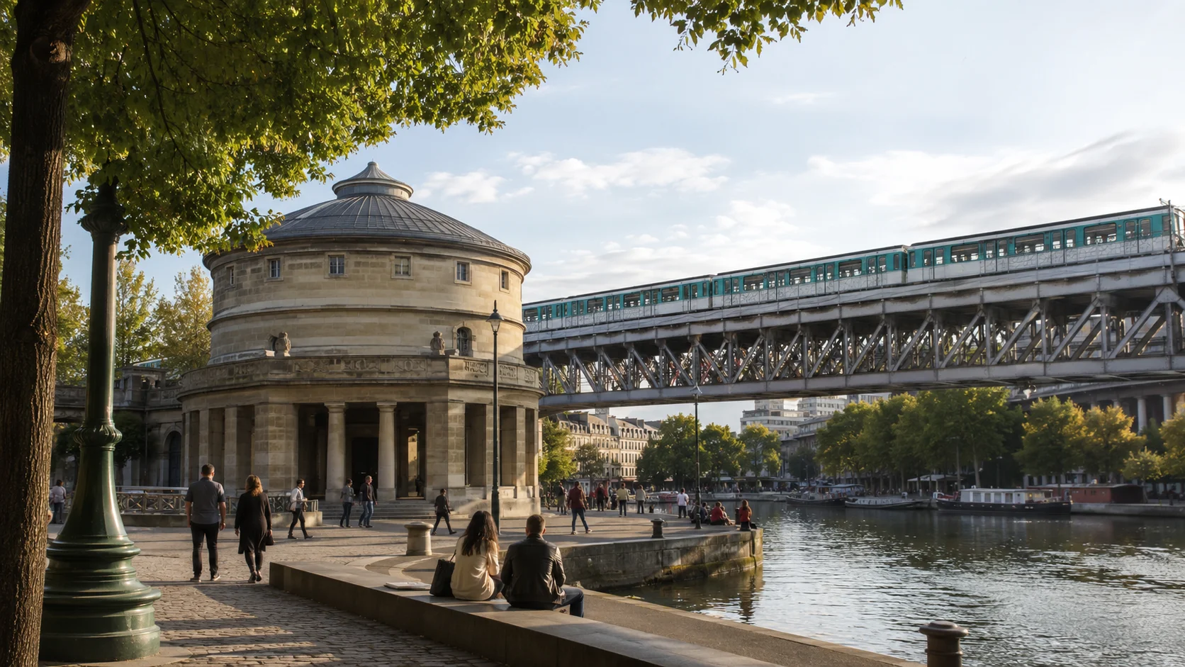 Promenade urbaine au bord d’un canal avec station de métro aérienne