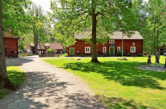 Allée en gravier dans un jardin arboré