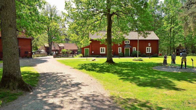 Allée en gravier dans un jardin arboré